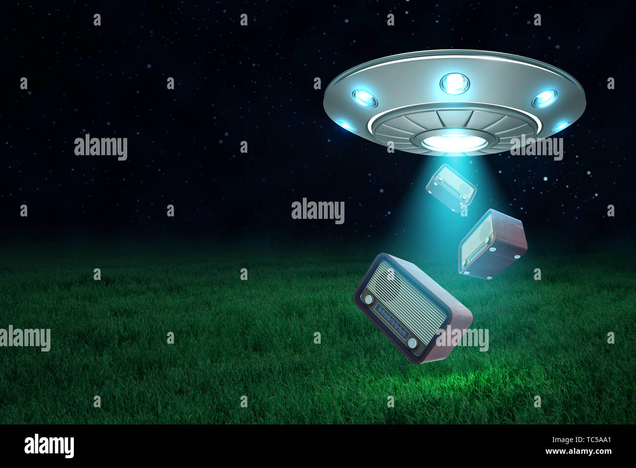 3D rendering di UFO con botola aperta sotto il cielo notturno di far cadere tre retrò set radio sul campo verde. Foto Stock