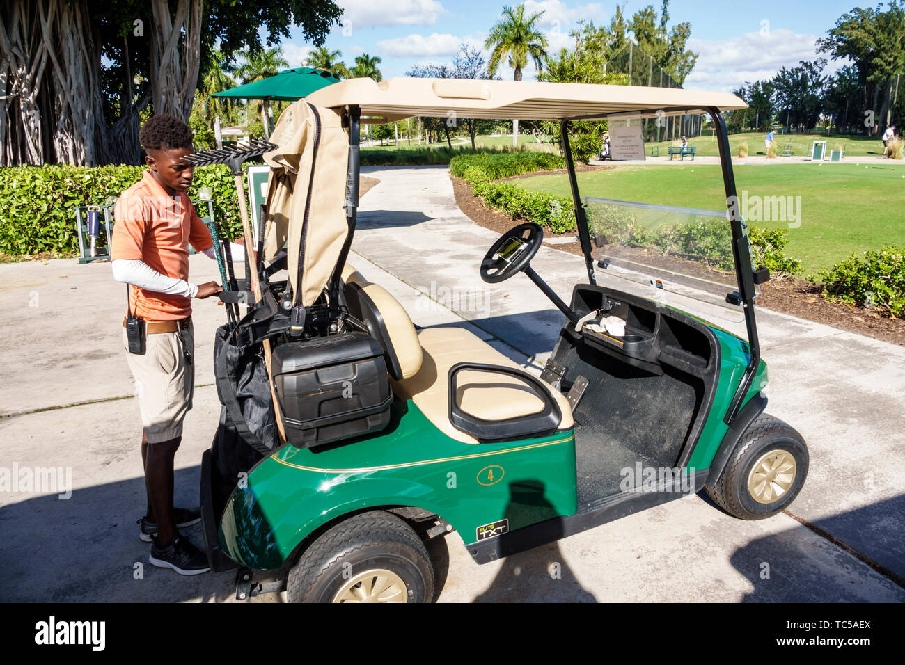 Miami Beach Florida,Normandy Shores Public Golf Club Course,Black man uomini maschio,antipasto,lavoro,lavoro lavoratori dipendenti dipendenti lavoratori dipendenti,servizio,elec Foto Stock