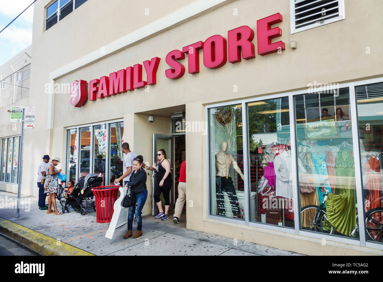 Miami Florida,Salvation Army Family Store,usato abbigliamento mobili casa oggetti di seconda mano,per la vendita donazioni donate basso reddito,shopping shopper s. Foto Stock