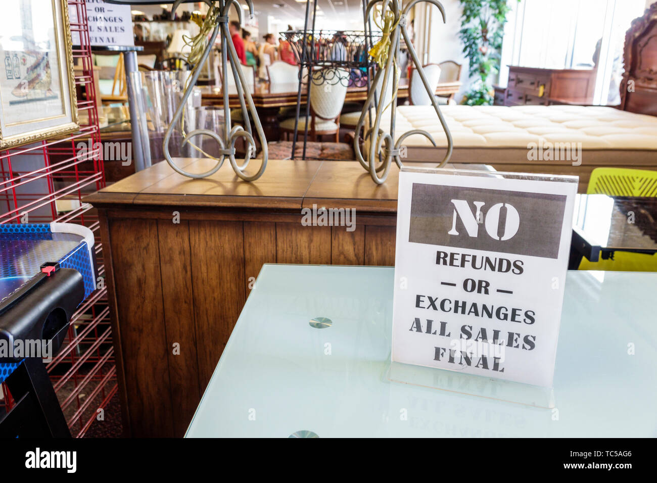 Miami Florida,Salvation Army Family Store,abbigliamento usato articoli per la casa,in vendita donazioni donate basso reddito,shopping shopper shopping shop Foto Stock