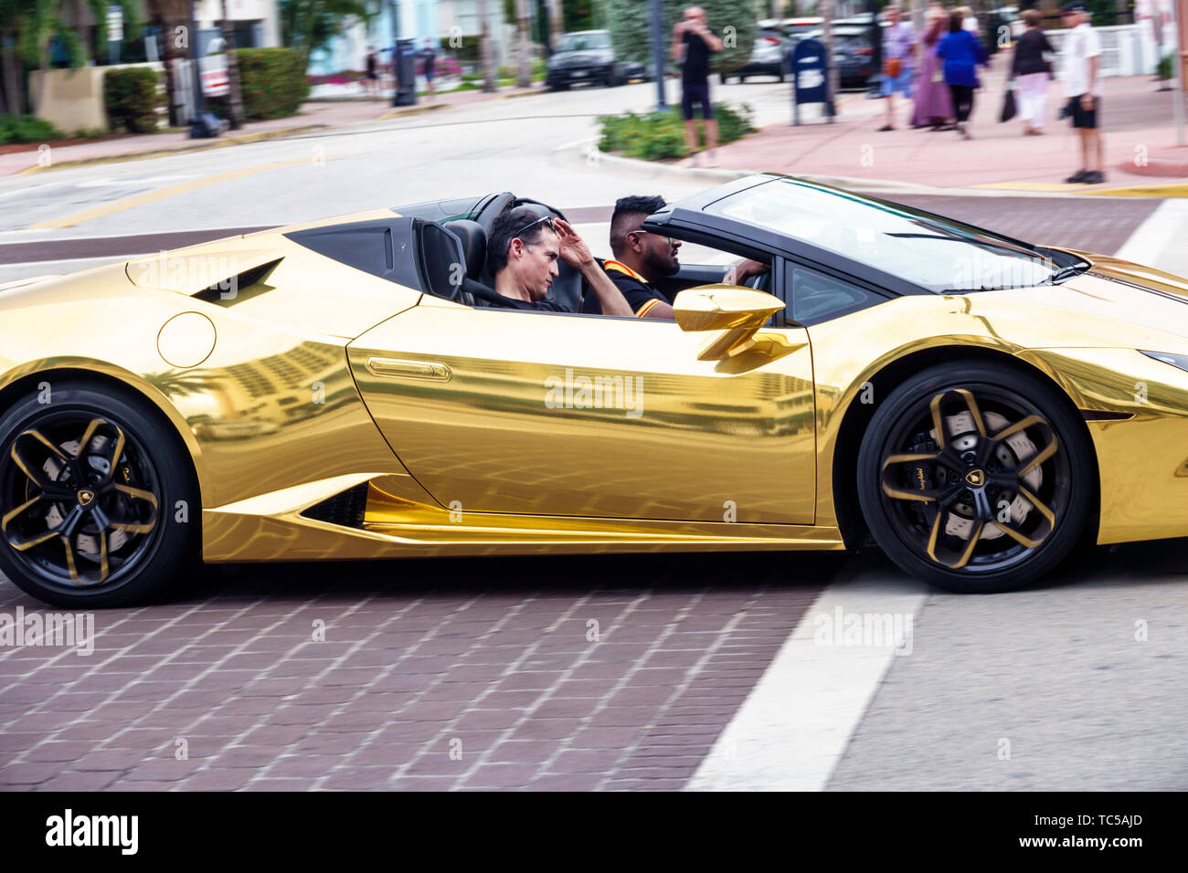 Miami Beach Florida, Lamborghini auto sportive di lusso convertibile oro, neri africani minoranza etnica africani, adulti uomo uomo uomini maschi, drivin Foto Stock