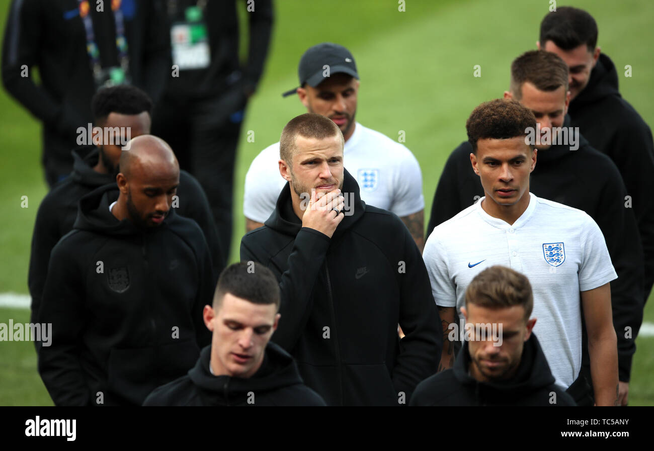 L'Inghilterra del Eric Dier durante la passeggiata intorno al Estadio D. Afonso Henriques di Guimaraes. Foto Stock