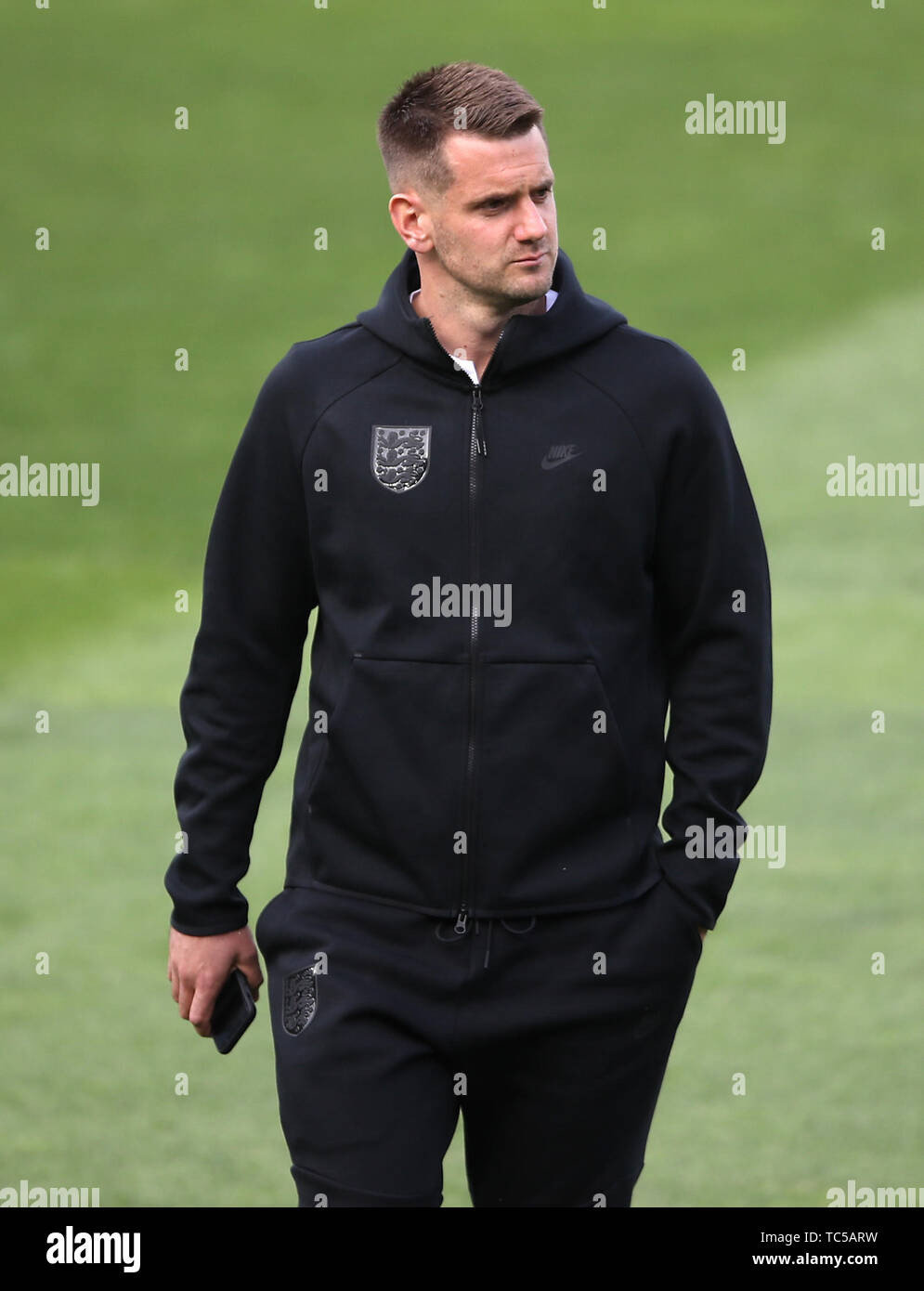 L'Inghilterra del Tom Heaton durante la passeggiata intorno al Estadio D. Afonso Henriques di Guimaraes. Foto Stock