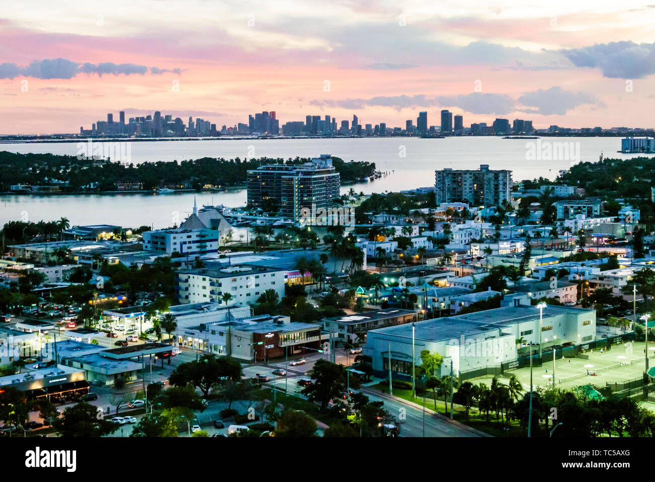 Miami Beach Florida, North Beach, Biscayne Bay, skyline della città, tramonto notte crepuscolo, nuvole, FL190228032 Foto Stock