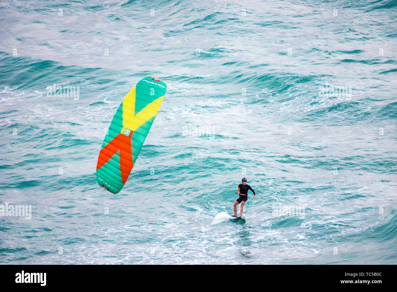 Miami Beach Florida,Oceano Atlantico,kiteboarder kitesurf kitesurfer,sport acquatici,uomo uomo maschio,onde,acqua,FL190228036 Foto Stock