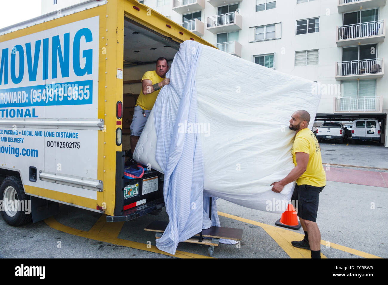 Miami Beach Florida, azienda di furgoni in movimento, camper, materasso king size, uomo ispanico maschio, lavoro di lavoro dipendente, lavoro di squadra, sollevamento, carico, FL190228079 Foto Stock