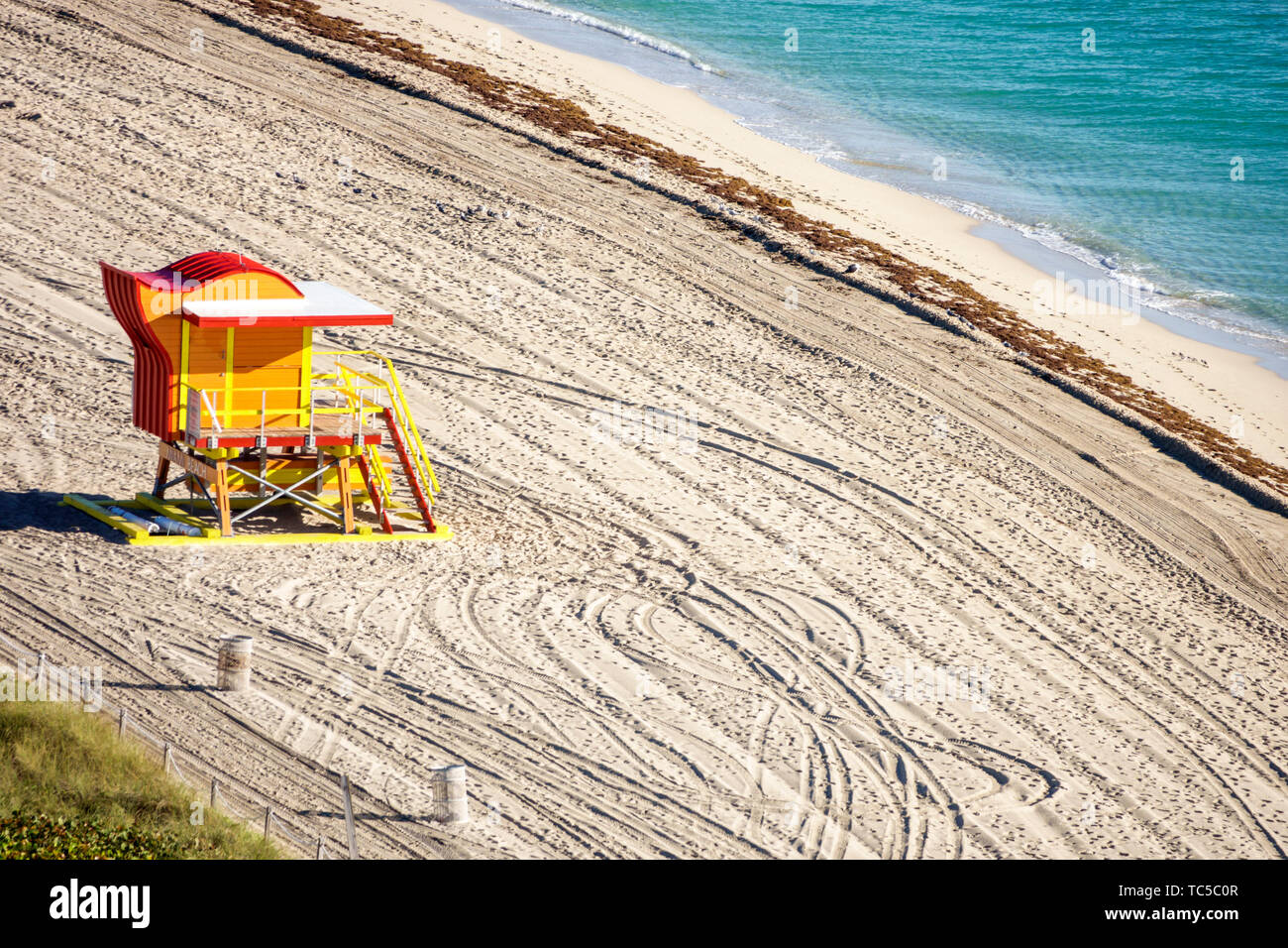 Miami Beach Florida, North Beach, North Shore Open Space Park, spiaggia pubblica di sabbia, stazione di bagnino incustodita, Oceano Atlantico, piste per pneumatici dei veicoli Foto Stock