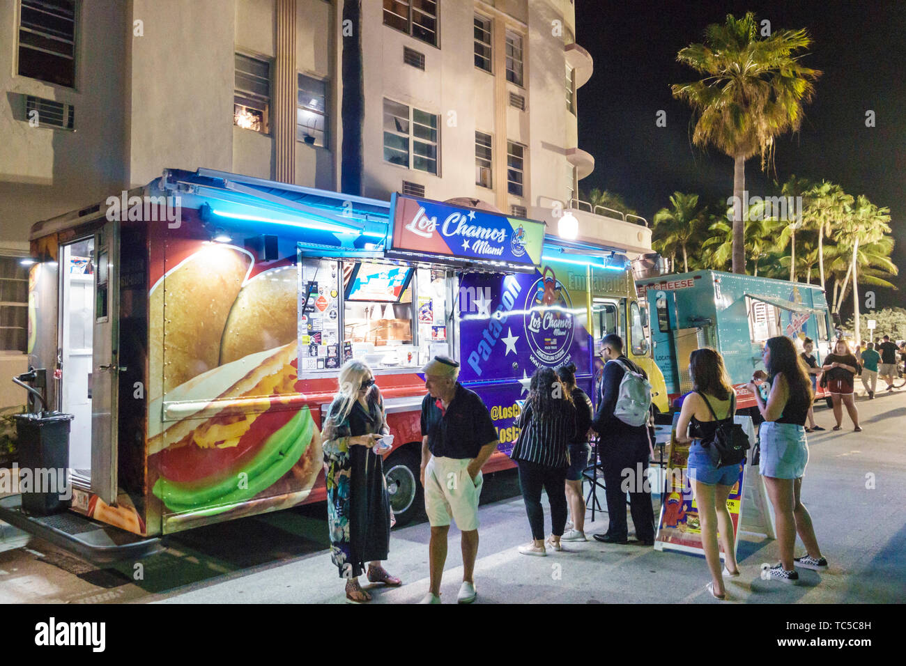 Miami Beach Florida, North Shore Beach, Ocean Water Terrace, Food Truck & Music Fest, evento mensile, notte notturna tramonto, cibo di strada, ispanico lati Foto Stock
