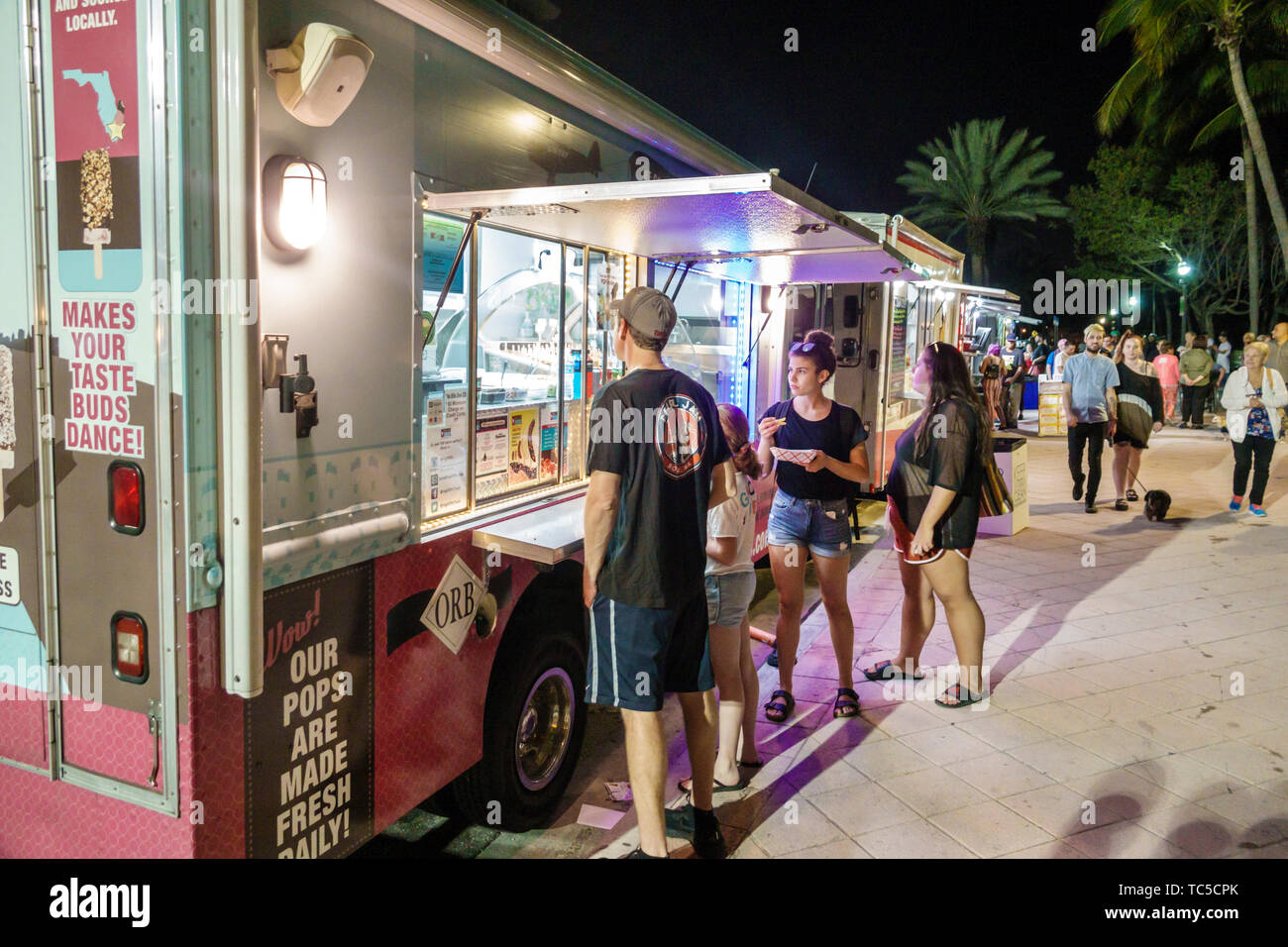 Miami Beach Florida, North Shore Beach, Ocean Terrace, Food Truck & Music Fest, serata mensile crepuscolo, cibo di strada, uomo ispanico uomini maschio, donna femmina Foto Stock