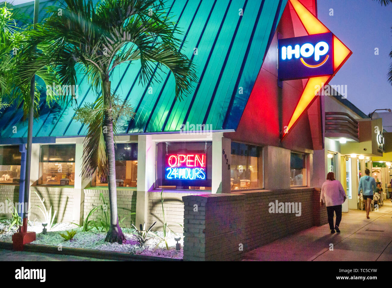 Miami Beach Florida, North Beach, Collins Avenue, IHOP International House of Pancakes, esterno, vita notturna sera crepuscolo, ristorante ristoranti cibo Foto Stock