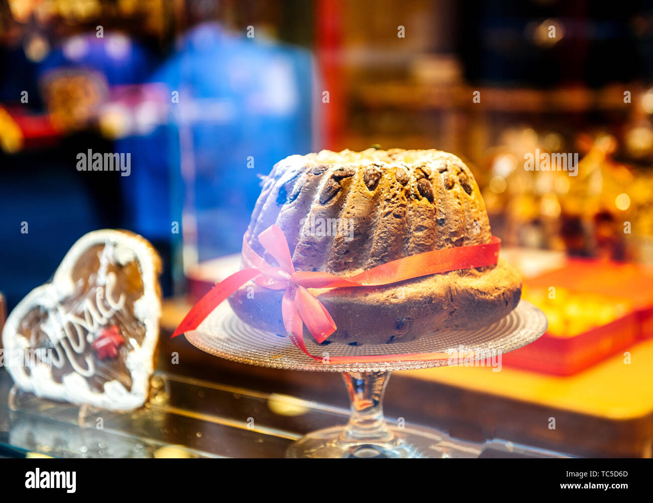 Deliziosa kougelhopf con dadi di mandorle e zucchero in polvere nella vetrina del negozio delizioso cibo alsaziano Foto Stock