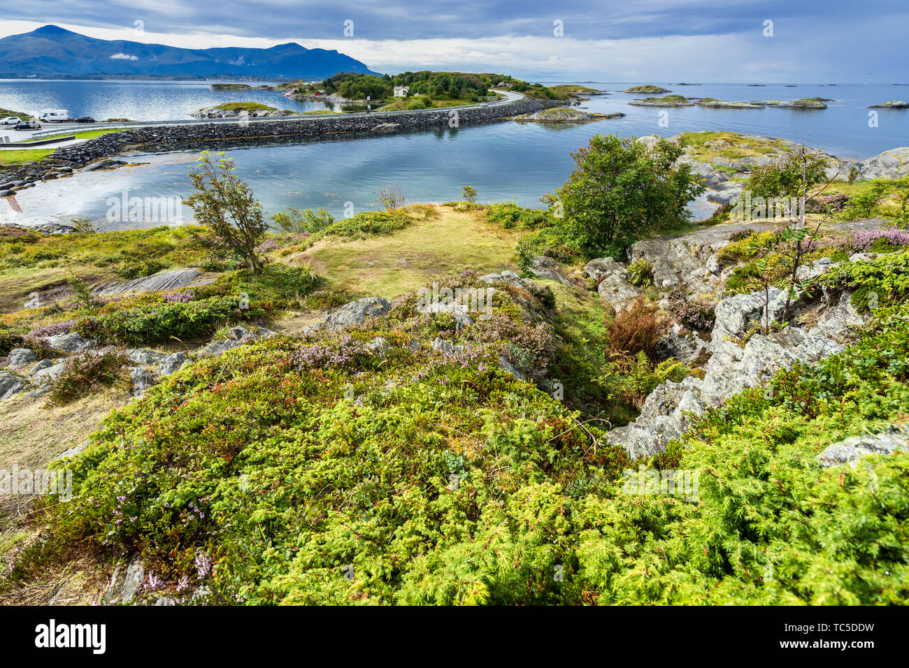 Spettacolare paesaggio dell'Atlantico strada vista da una delle piccole isole collegate da una strada rialzata, More og Romsdal, Norvegia Foto Stock