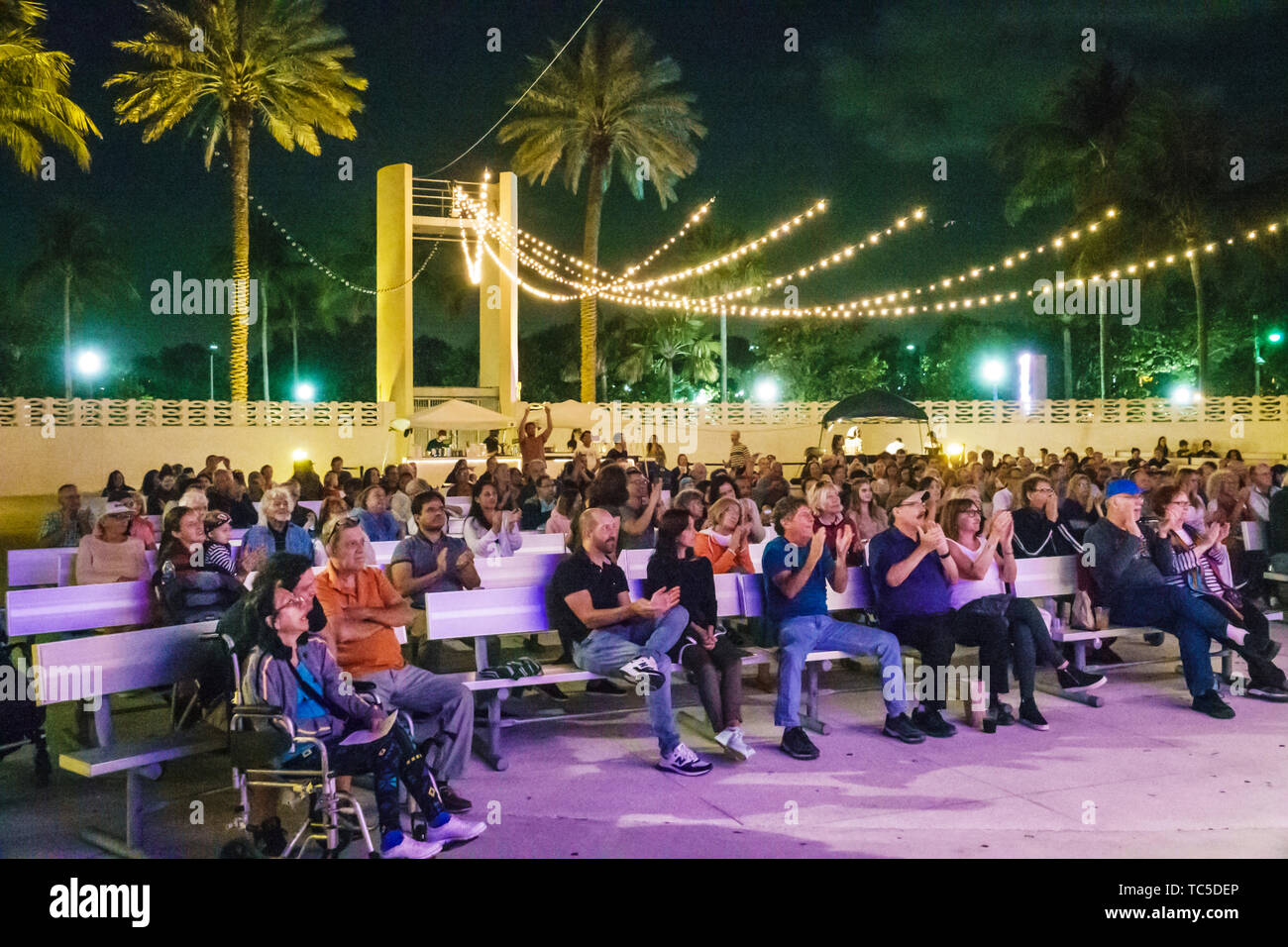 Miami Beach Florida, North Beach Bandshell, Beethoven on the Beach concerto di musica classica gratuito, orchestra della comunità, pubblico che ascolta applaudi clapping Foto Stock