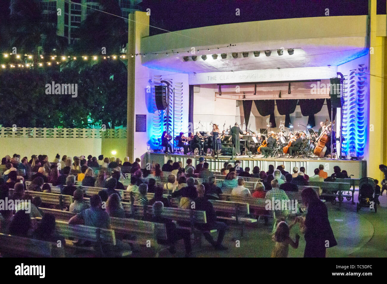 Miami Beach Florida, North Beach Bandshell, Beethoven on the Beach concerto di musica classica gratuito, orchestra della comunità, soprano cantante d'opera, adulti adulti WO Foto Stock