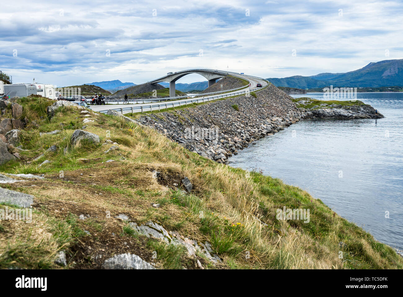 In prossimità del ponte Storseisundet, la più iconica ponte della strada atlantica (Atlanterhavsveien), More og Romsdal, Norvegia, Agosto 2018 Foto Stock