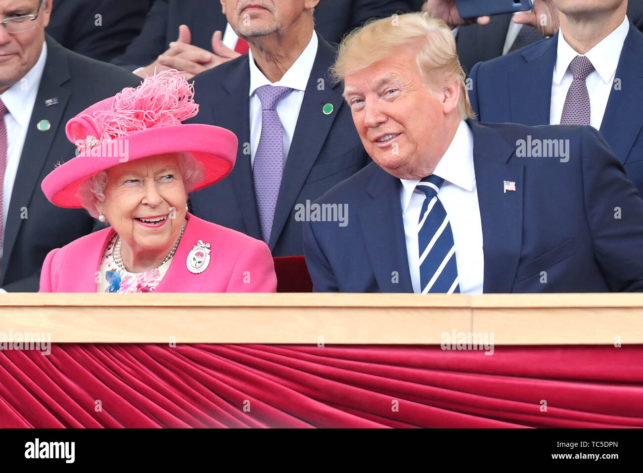 La regina Elisabetta II e il presidente statunitense Donald Trump durante le commemorazioni per il settantacinquesimo anniversario dello sbarco in Normandia a Southsea comune, Portsmouth. Foto Stock