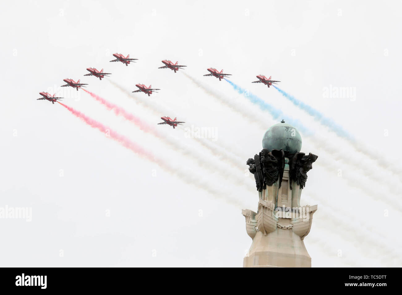 Le frecce rosse eseguire una mosca passato durante le commemorazioni per il settantacinquesimo anniversario dello sbarco in Normandia a Southsea comune, Portsmouth. Foto Stock