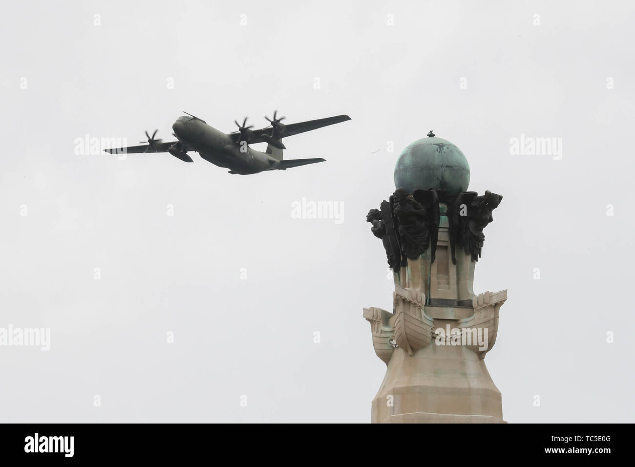 Le forze armate esegue un fly passato durante le commemorazioni per il settantacinquesimo anniversario dello sbarco in Normandia a Southsea comune, Portsmouth. Foto Stock