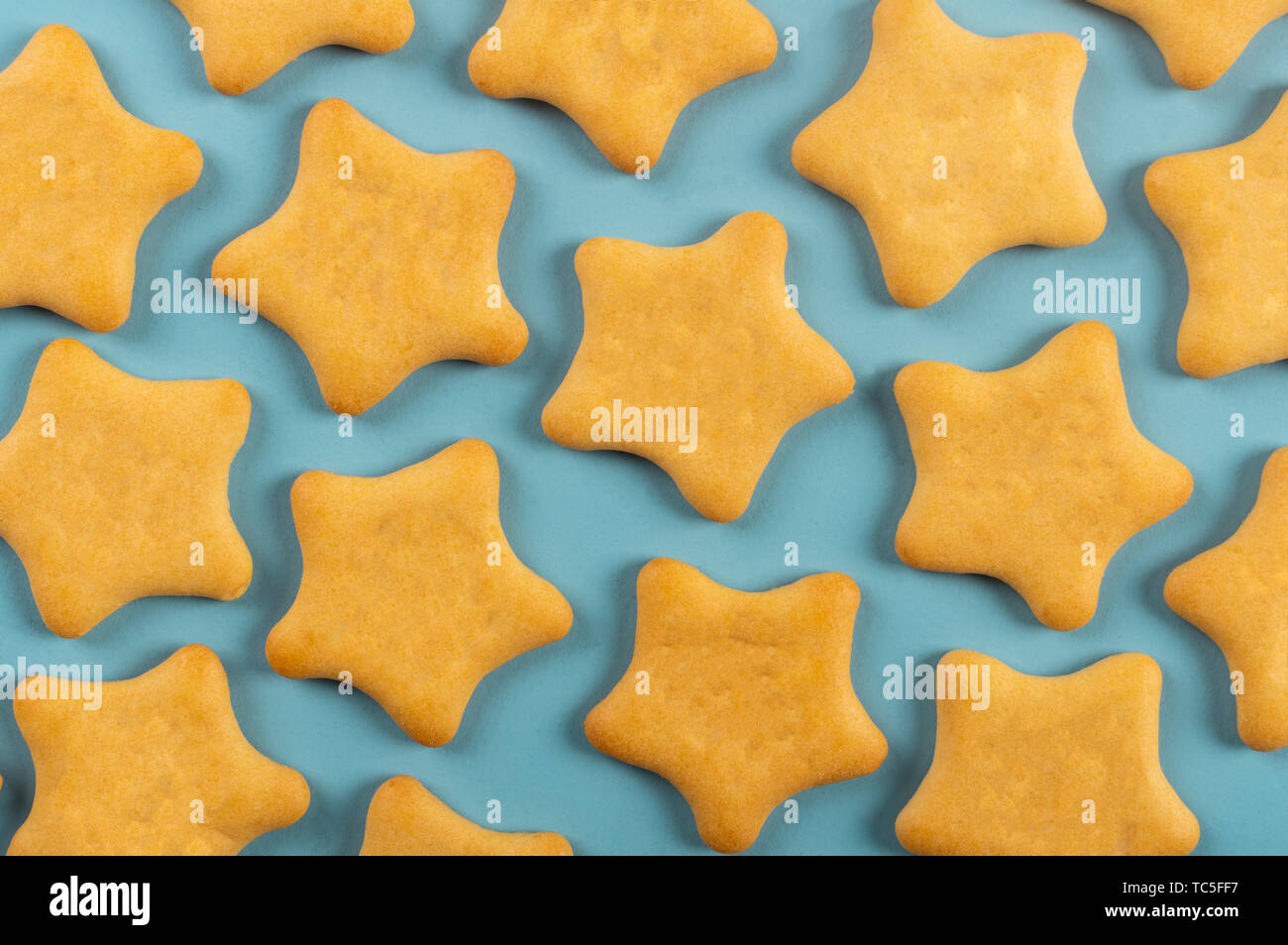 Un biscotto a forma di stella su uno sfondo blu Foto Stock