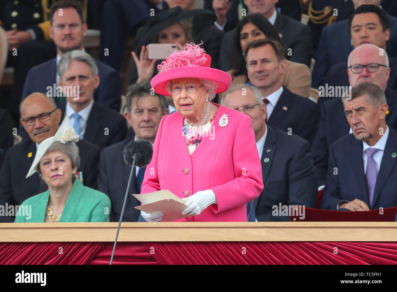 Queen Elizabeth II parlando durante le commemorazioni per il settantacinquesimo anniversario dello sbarco in Normandia a Southsea comune, Portsmouth. Foto Stock