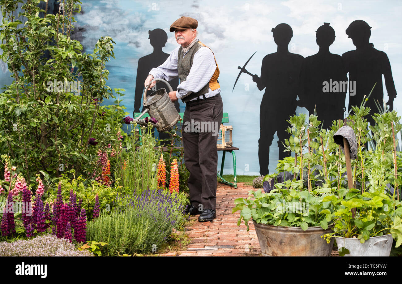 Colin Bielby tende alla BBC Stoke giardino, che usa il 100 anno vecchi mattoni per rappresentare la Stoke catastrofe mineraria, 100 anni dopo l'ultimo corpo è stato recuperato dalla miniera, durante la RHS Chatsworth Flower Show, situato sulle rive del Fiume Derwent nel Parco Nazionale di Peak District. Foto Stock