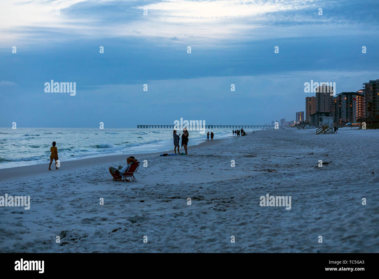 Panama City Beach, Florida - Twilight sul Golfo del Messico beach, che è rivestito con elevato aumento dei condomini e resorts. Foto Stock