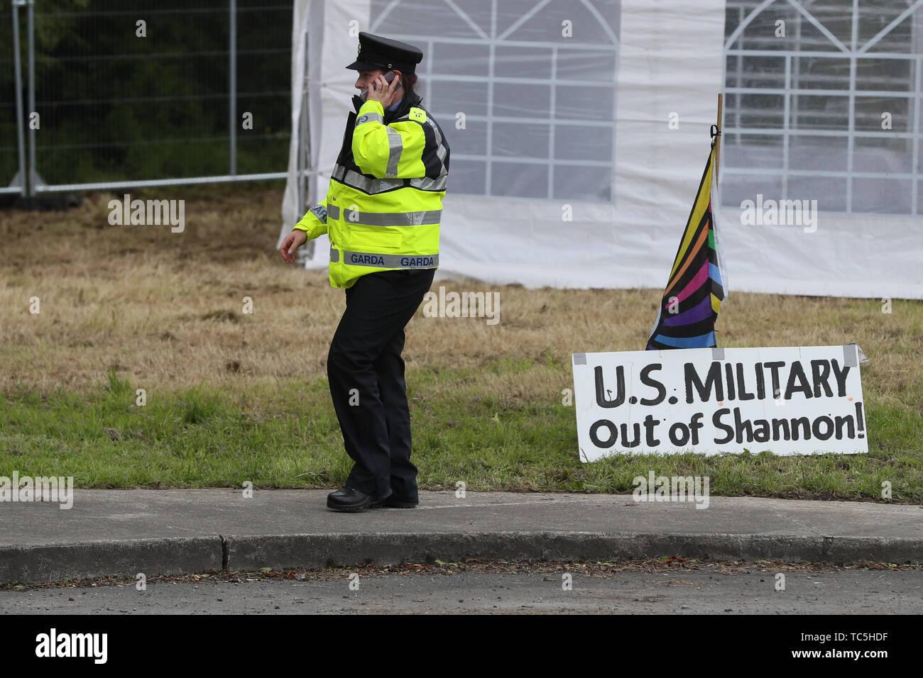 Un segno all'Accampamento della pace sulla strada per l'aeroporto di Shannon prima dell arrivo del Presidente americano Donald Trump per la sua visita di stato in Irlanda. Foto Stock