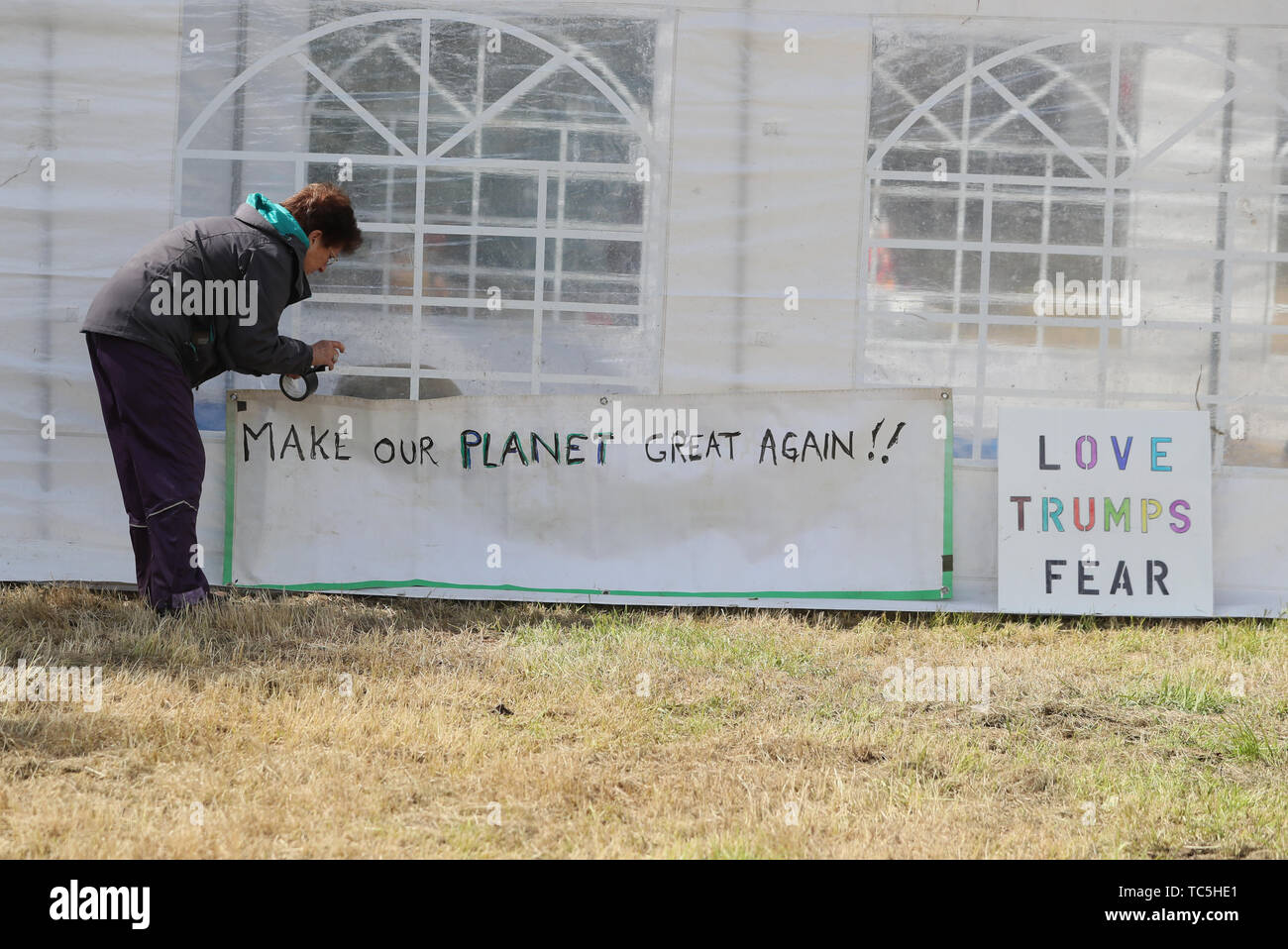 I manifestanti stand presso l'Accampamento della pace sulla strada per l'aeroporto di Shannon prima dell arrivo del Presidente americano Donald Trump per la sua visita di stato in Irlanda. Foto Stock