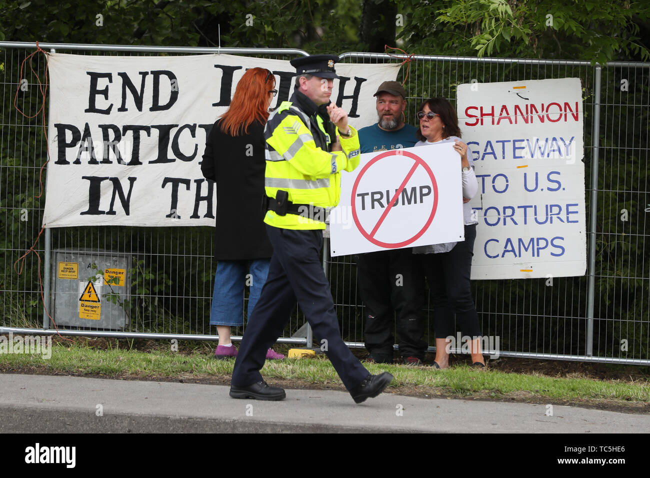 I manifestanti stand presso l'Accampamento della pace sulla strada per l'aeroporto di Shannon prima dell arrivo del Presidente americano Donald Trump per la sua visita di stato in Irlanda. Foto Stock