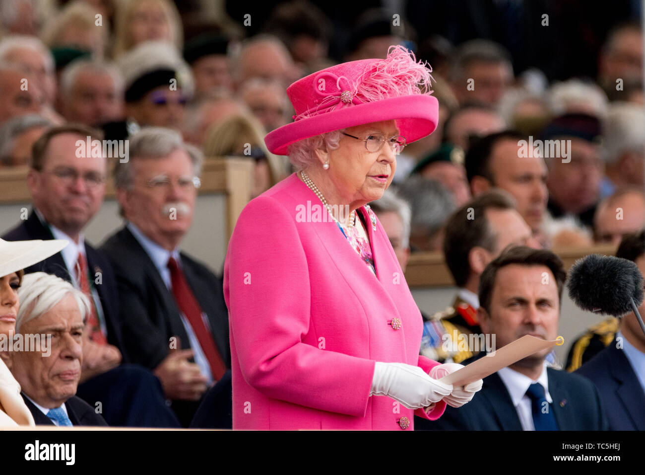 I leader del mondo tra cui la Regina Elisabetta II e il presidente Donald Trump dal Regno Unito, negli Stati Uniti e in Europa guarda il D-Day 75 evento nazionale a Portsmouth, Regno Unito. Foto Stock