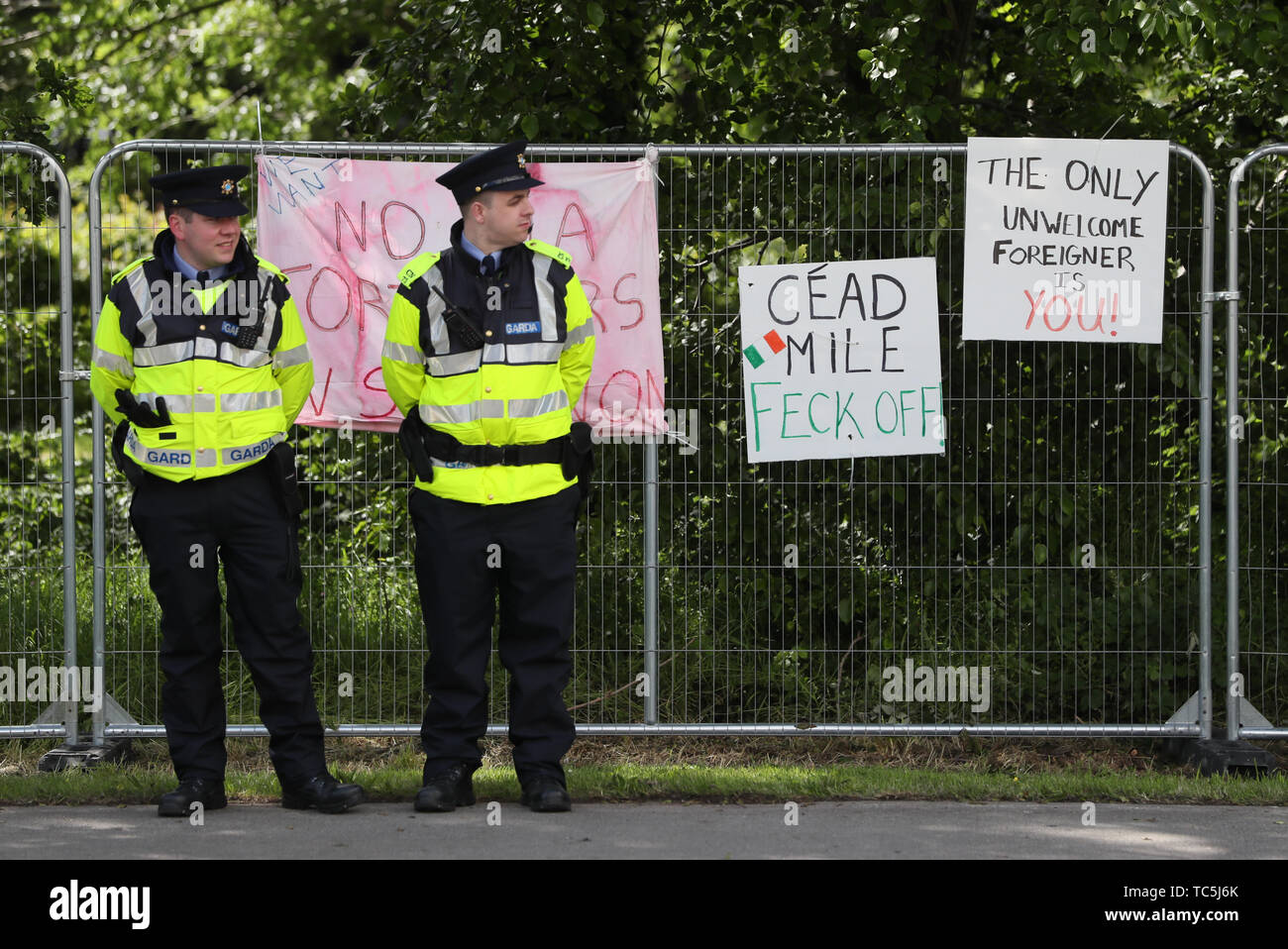 Un protestor mette su una targhetta all'Accampamento della pace sulla strada per l'aeroporto di Shannon prima dell arrivo del Presidente americano Donald Trump per la sua visita di stato in Irlanda. Foto Stock