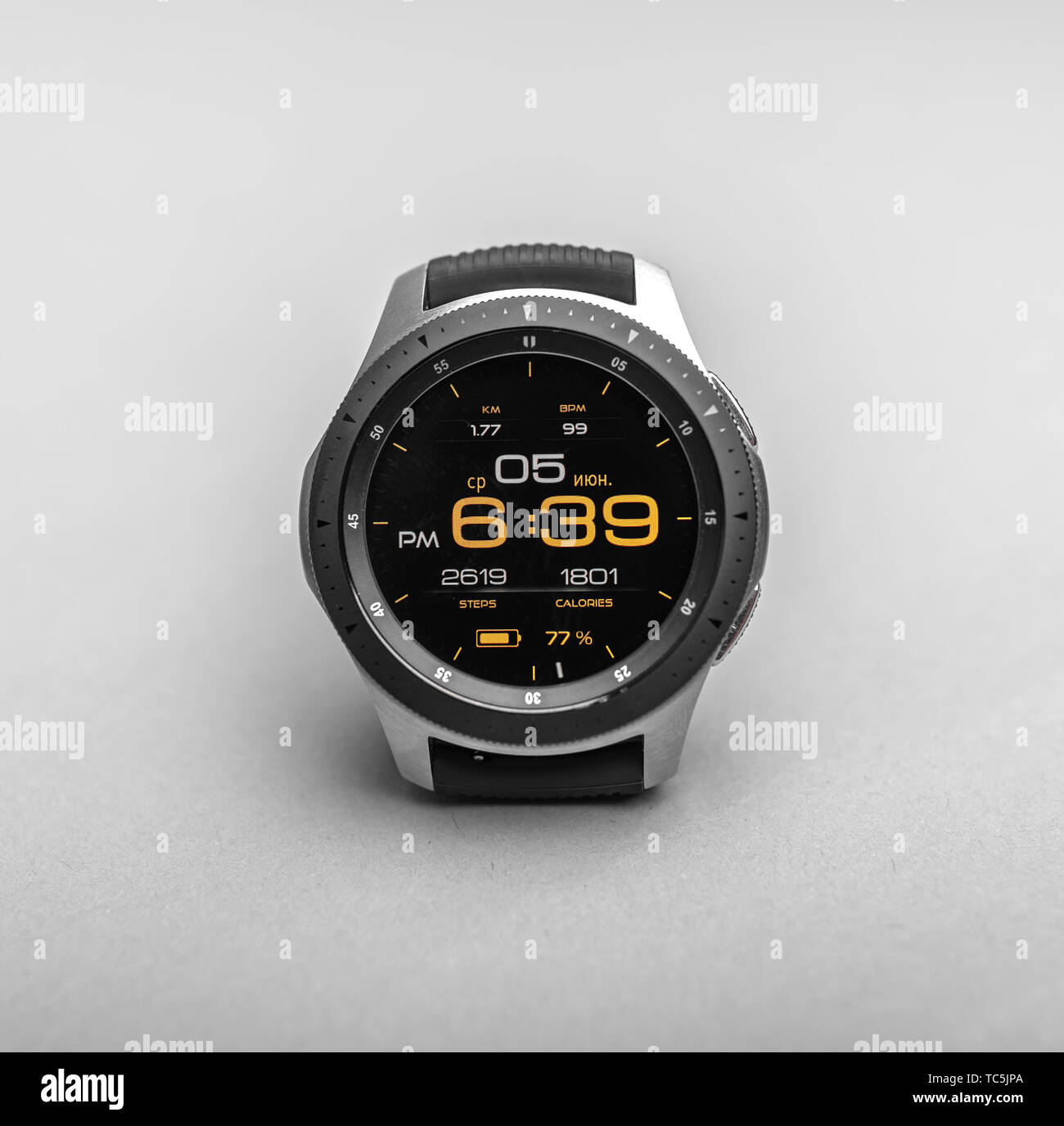 Smart watch Samsung Galaxy guarda su sfondo grigio. Foto Stock