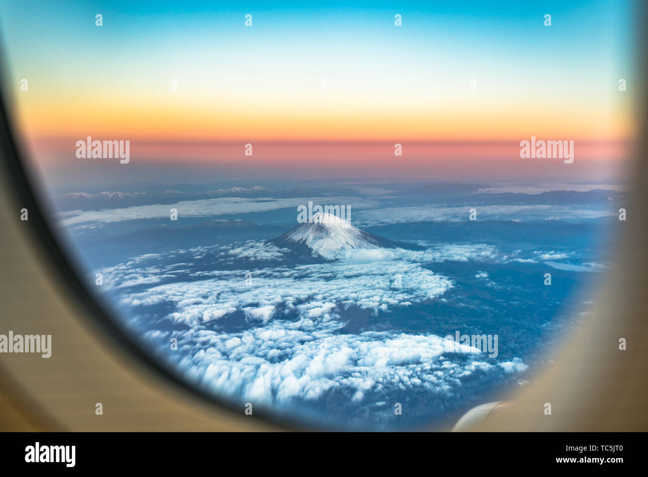 Nuvole skyscape sky e il Monte Fuji. Sunrise vista dalla finestra di un aereo in volo tra le nuvole, vista dall'alto nuvole come il mare di nubi sky ba Foto Stock