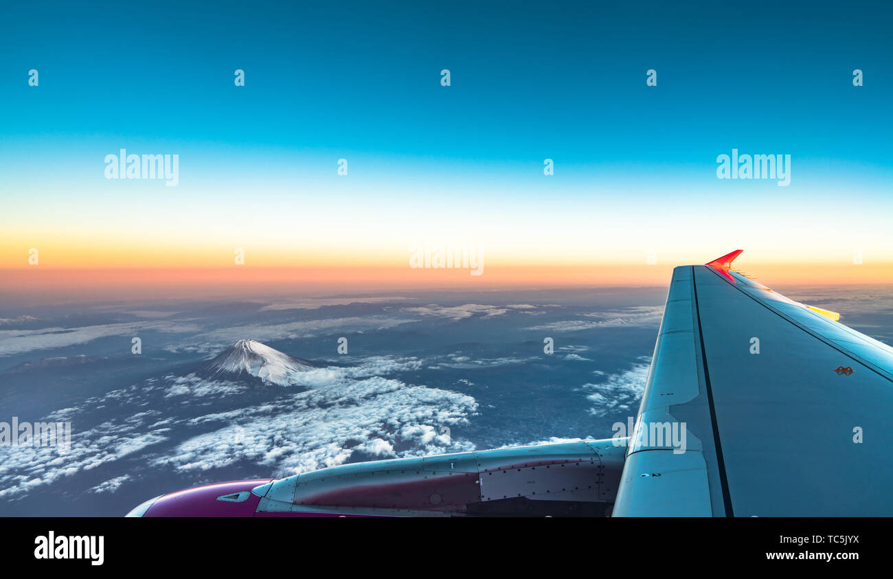 Nuvole skyscape sky e il Monte Fuji. Sunrise vista dalla finestra di un aereo in volo tra le nuvole, vista dall'alto nuvole come il mare di nubi sky ba Foto Stock