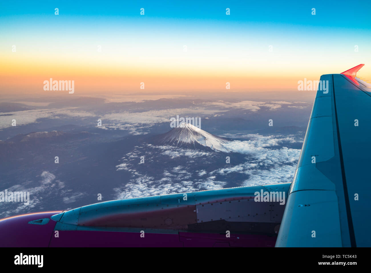 Nuvole skyscape sky e il Monte Fuji. Sunrise vista dalla finestra di un aereo in volo tra le nuvole, vista dall'alto nuvole come il mare di nubi sky ba Foto Stock