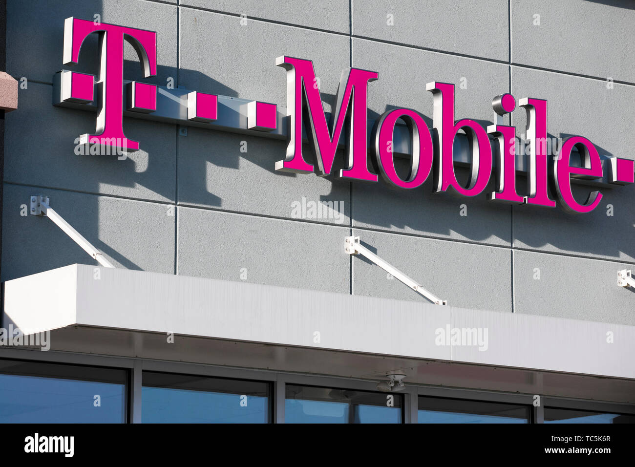 Un logo segno esterno di una T-Mobile store in Martinsburg, West Virginia il 4 giugno 2019. Foto Stock