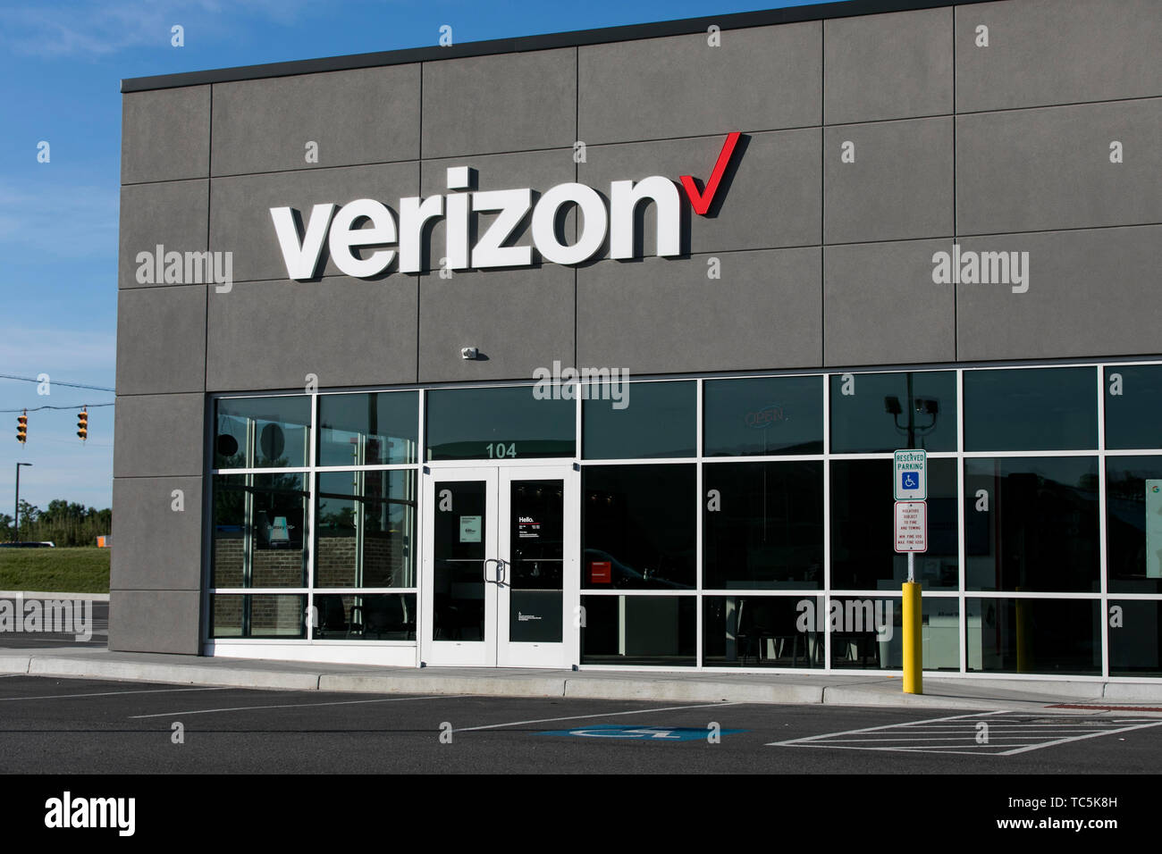 Un logo segno esterno di una Verizon Wireless store in Martinsburg, West Virginia il 4 giugno 2019. Foto Stock