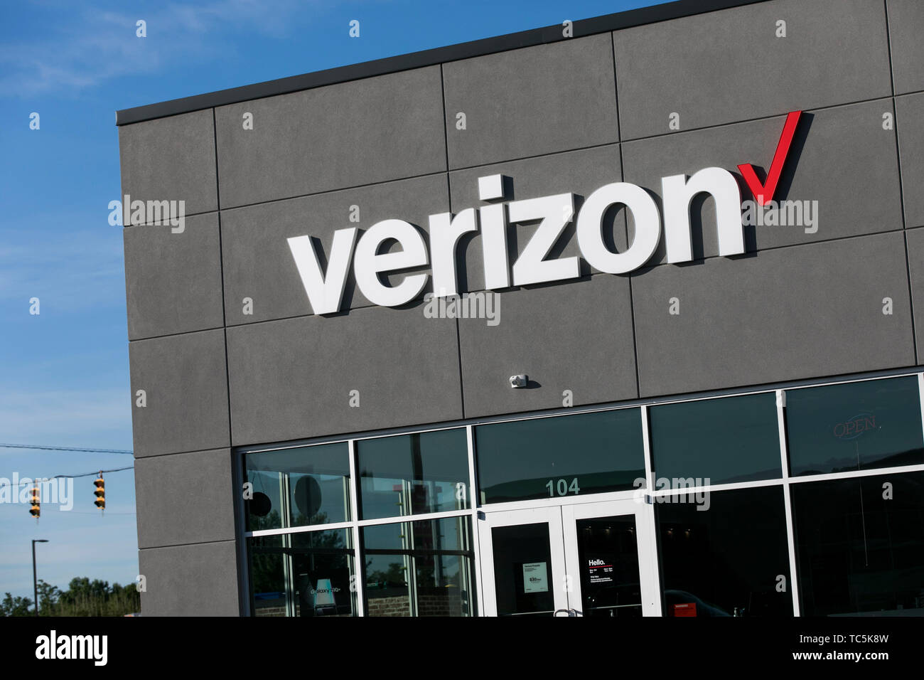 Un logo segno esterno di una Verizon Wireless store in Martinsburg, West Virginia il 4 giugno 2019. Foto Stock