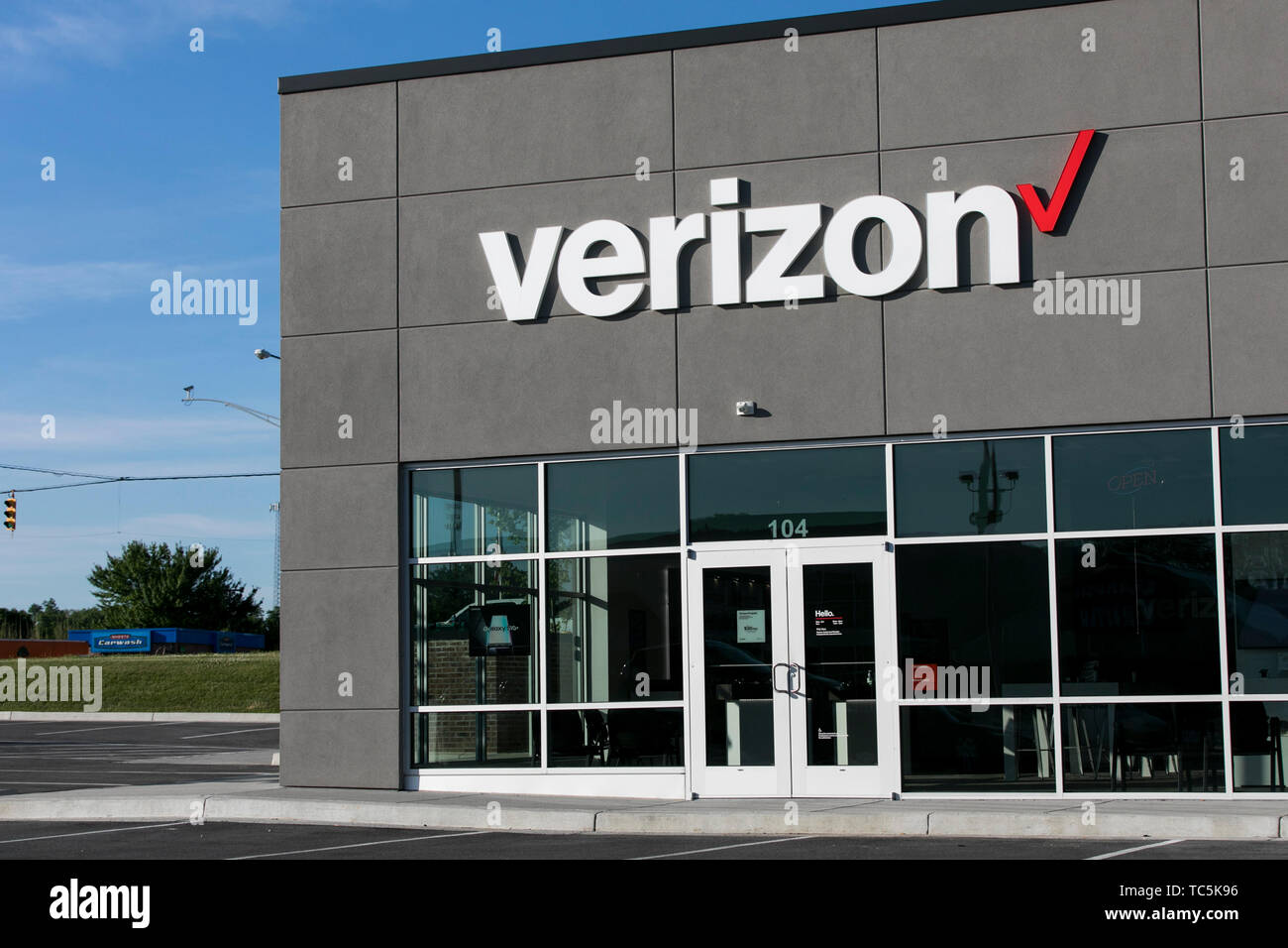 Un logo segno esterno di una Verizon Wireless store in Martinsburg, West Virginia il 4 giugno 2019. Foto Stock