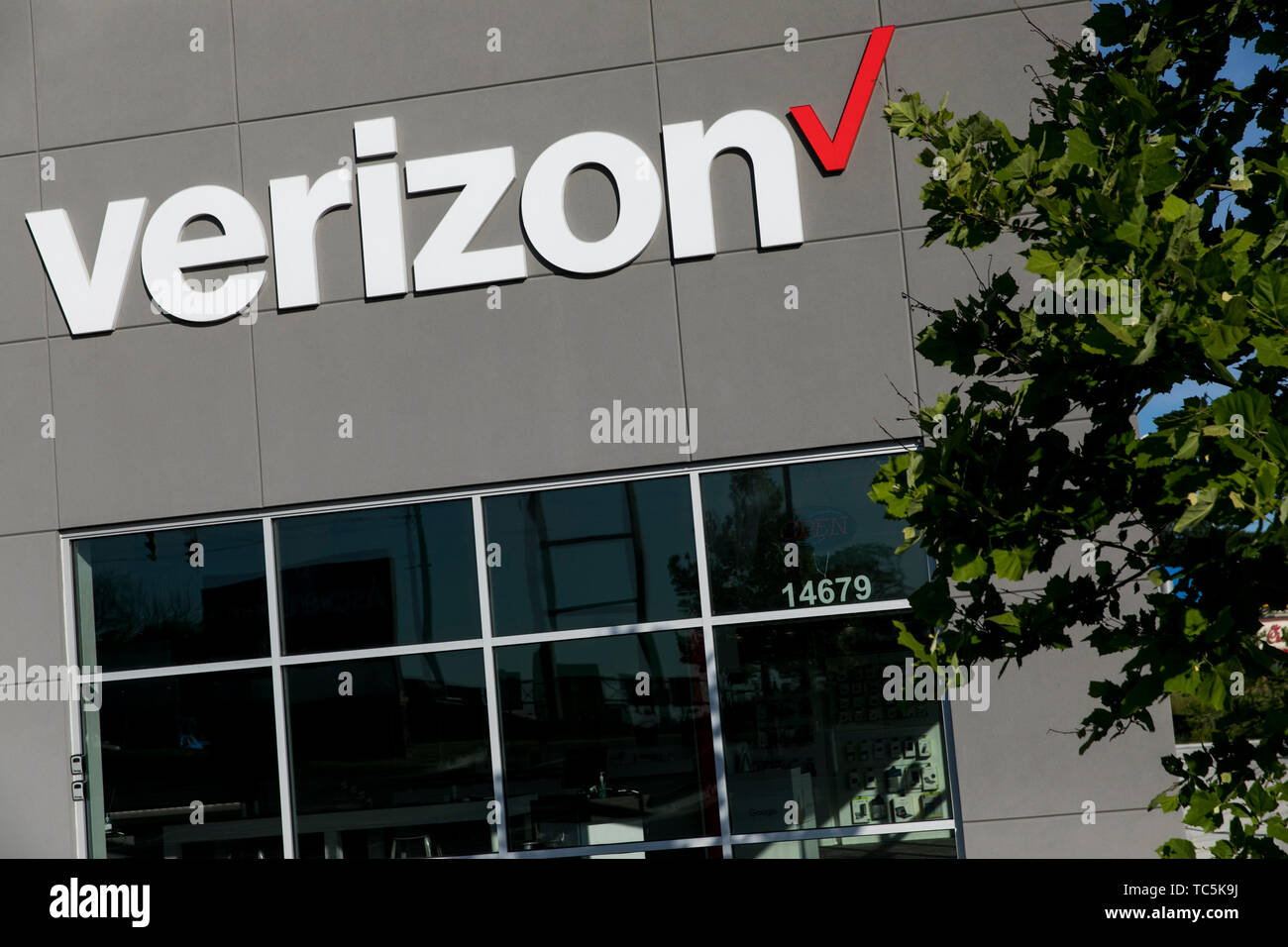 Un logo segno esterno di una Verizon Wireless store in Martinsburg, West Virginia il 4 giugno 2019. Foto Stock