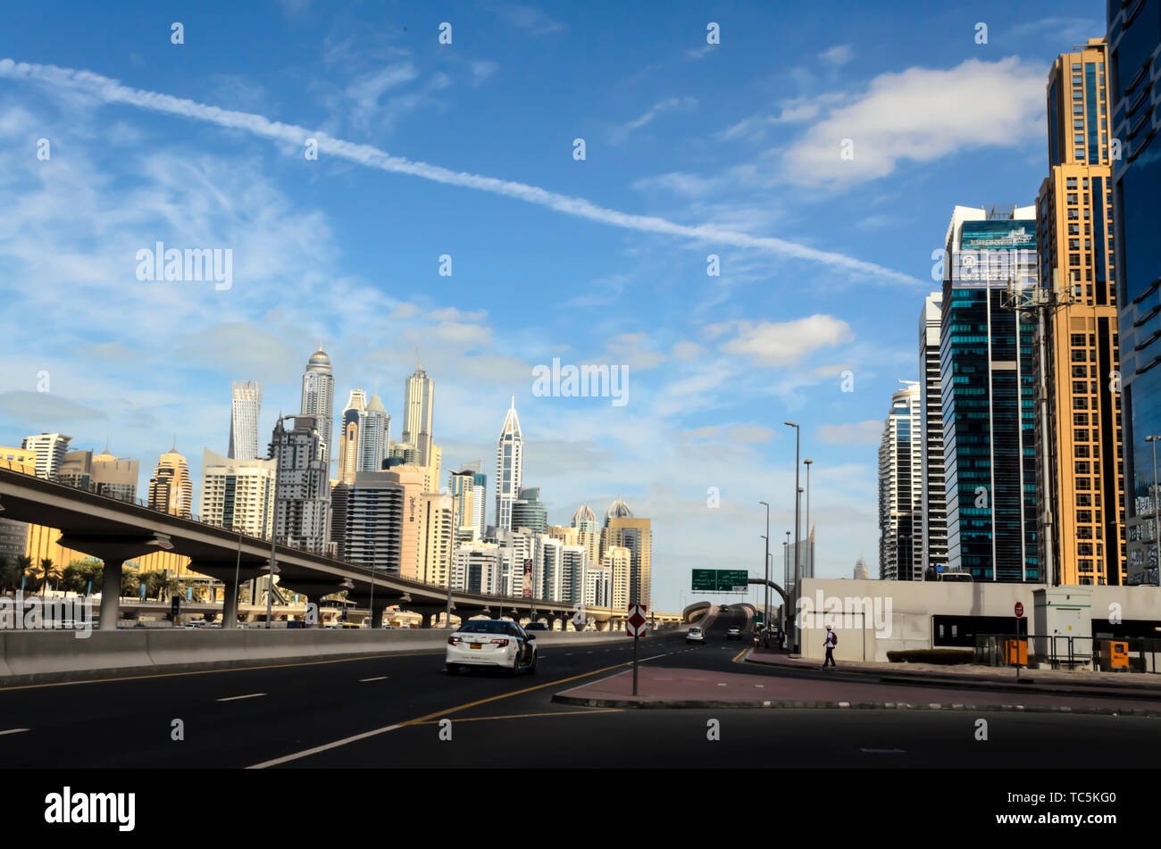 Vista degli edifici moderni in Marina di Dubai Emirati Arabi Uniti Foto Stock