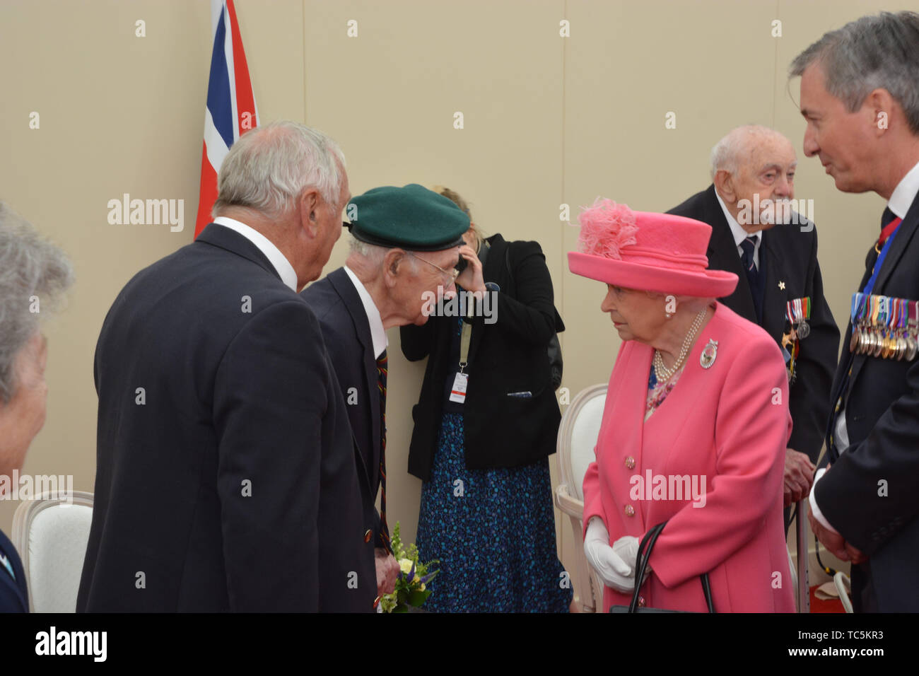 Queen Elizabeth II chat con ex Royal Marine Jack Smith, 94, ad un ricevimento durante le commemorazioni per il settantacinquesimo anniversario dello sbarco in Normandia. Foto Stock