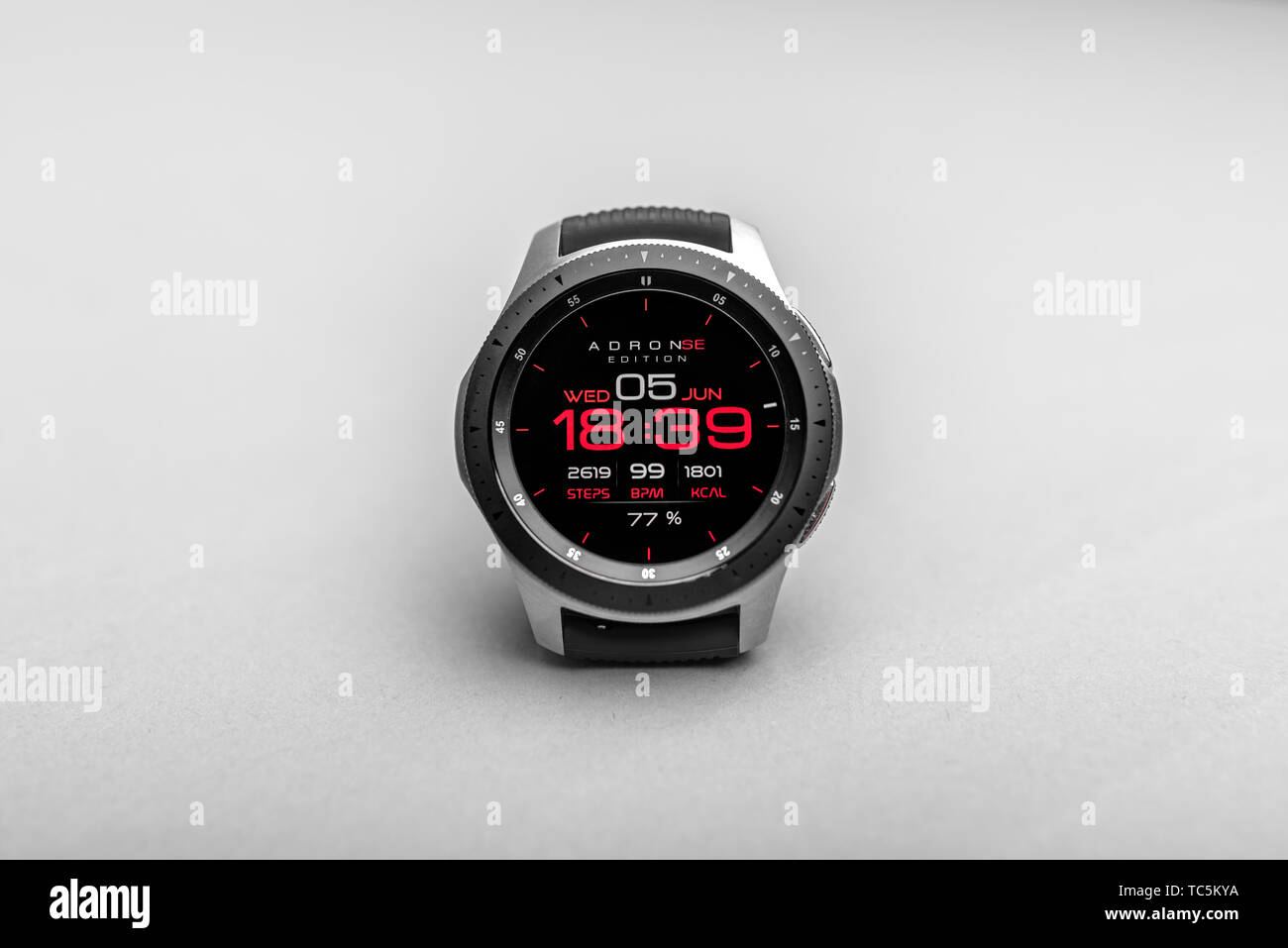 Smart watch Samsung Galaxy guarda su sfondo grigio. Foto Stock