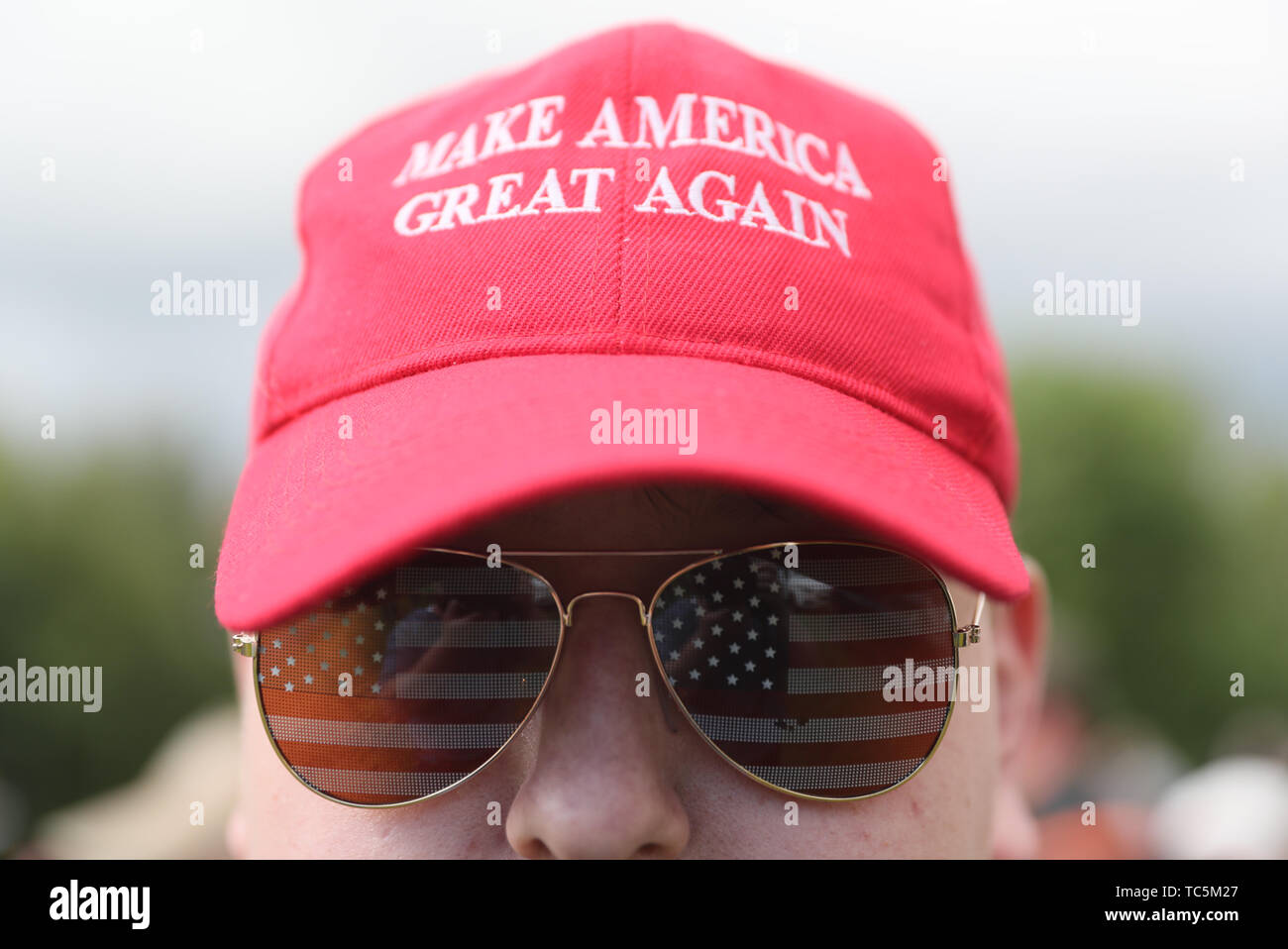 I sostenitori del Presidente americano Donald Trump raccogliere vicino all'Aeroporto di Shannon seguendo il suo arrivo per la sua visita nella Repubblica di Irlanda. Foto Stock