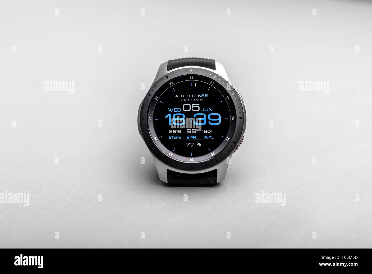 Smart watch Samsung Galaxy guarda su sfondo grigio. Foto Stock