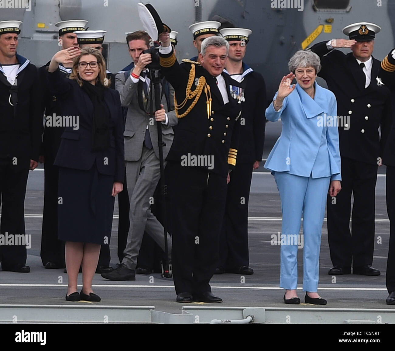 Il Segretario della Difesa Penny Mordaunt (sinistra) primo signore del mare e capo del personale navale Ammiraglio Sir Philip Jones e il Primo Ministro Theresa può stazionare sul ponte della HMS Queen Elizabeth come essi onda veterani off a bordo della MV Boudicca, come le vele al di fuori del porto di Portsmouth per lui il porto di Le Havre in Francia come parte delle commemorazioni per il settantacinquesimo anniversario dello sbarco in Normandia. Foto Stock