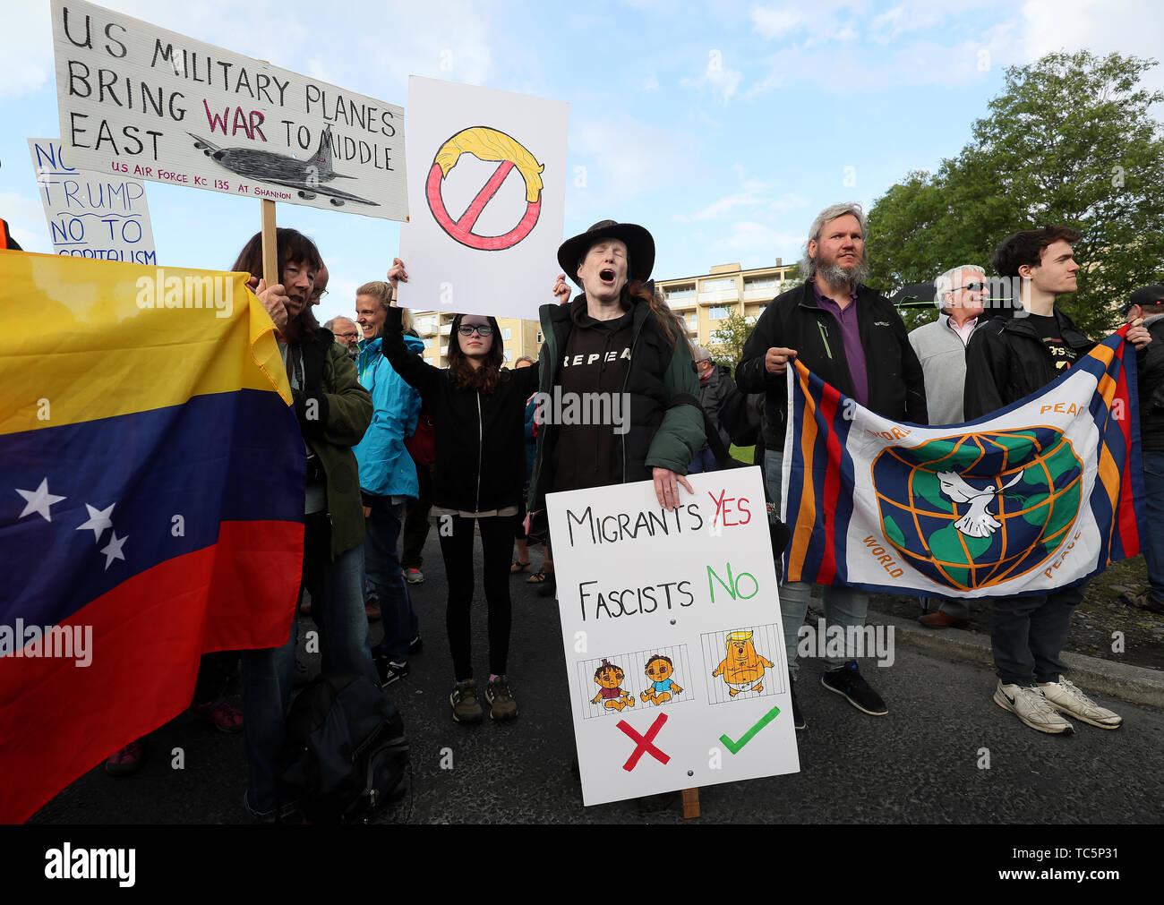 I manifestanti presso l'Accampamento della pace sulla strada per l'aeroporto di Shannon dopo l arrivo del Presidente americano Donald Trump per la sua visita nella Repubblica di Irlanda. Foto Stock