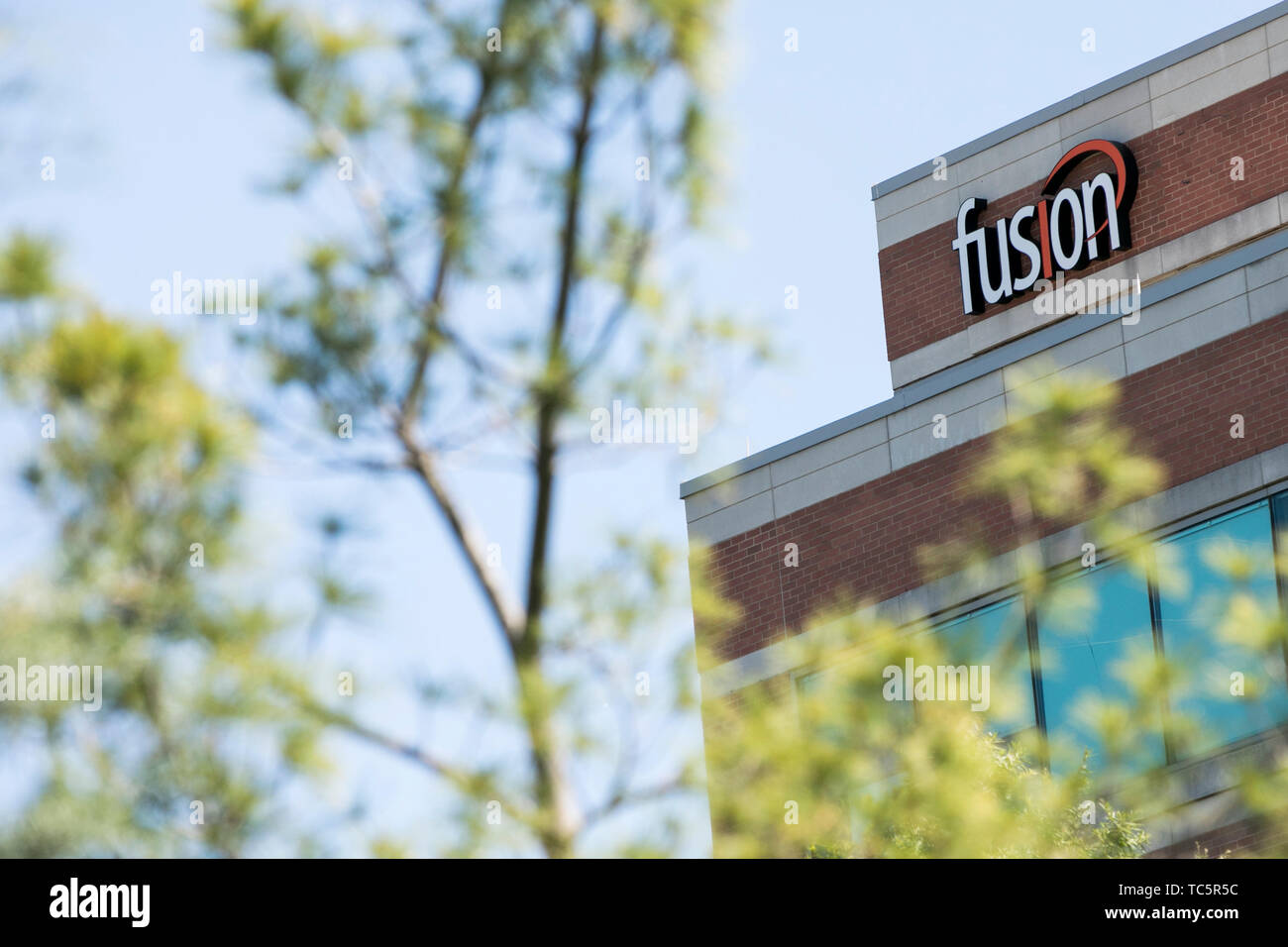 Un segno del logo al di fuori di una struttura occupata da Fusion collegare, Inc., in Herndon, Virginia il 4 giugno 2019. Foto Stock