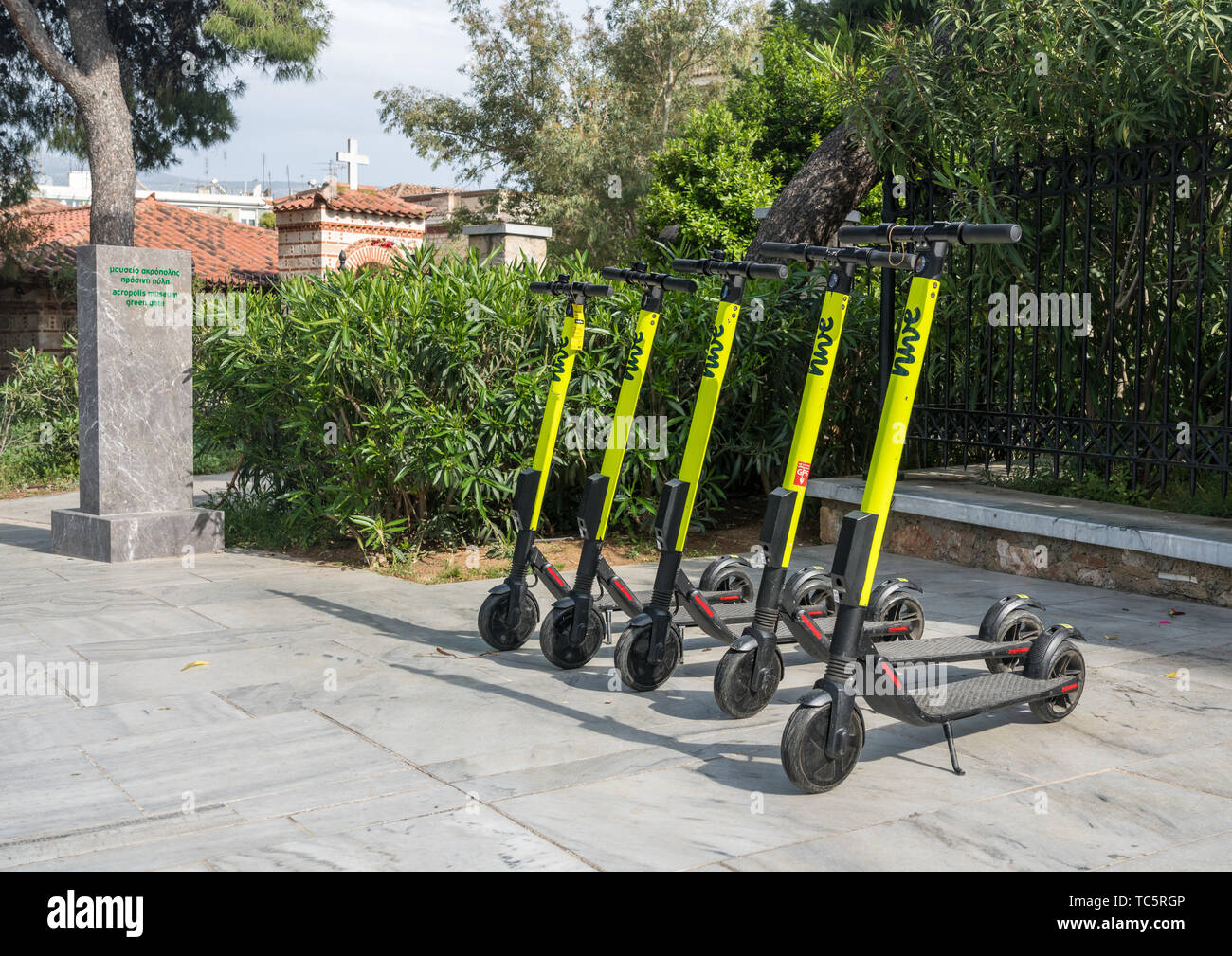 Vite scooter elettrici a Atene, Grecia Foto Stock