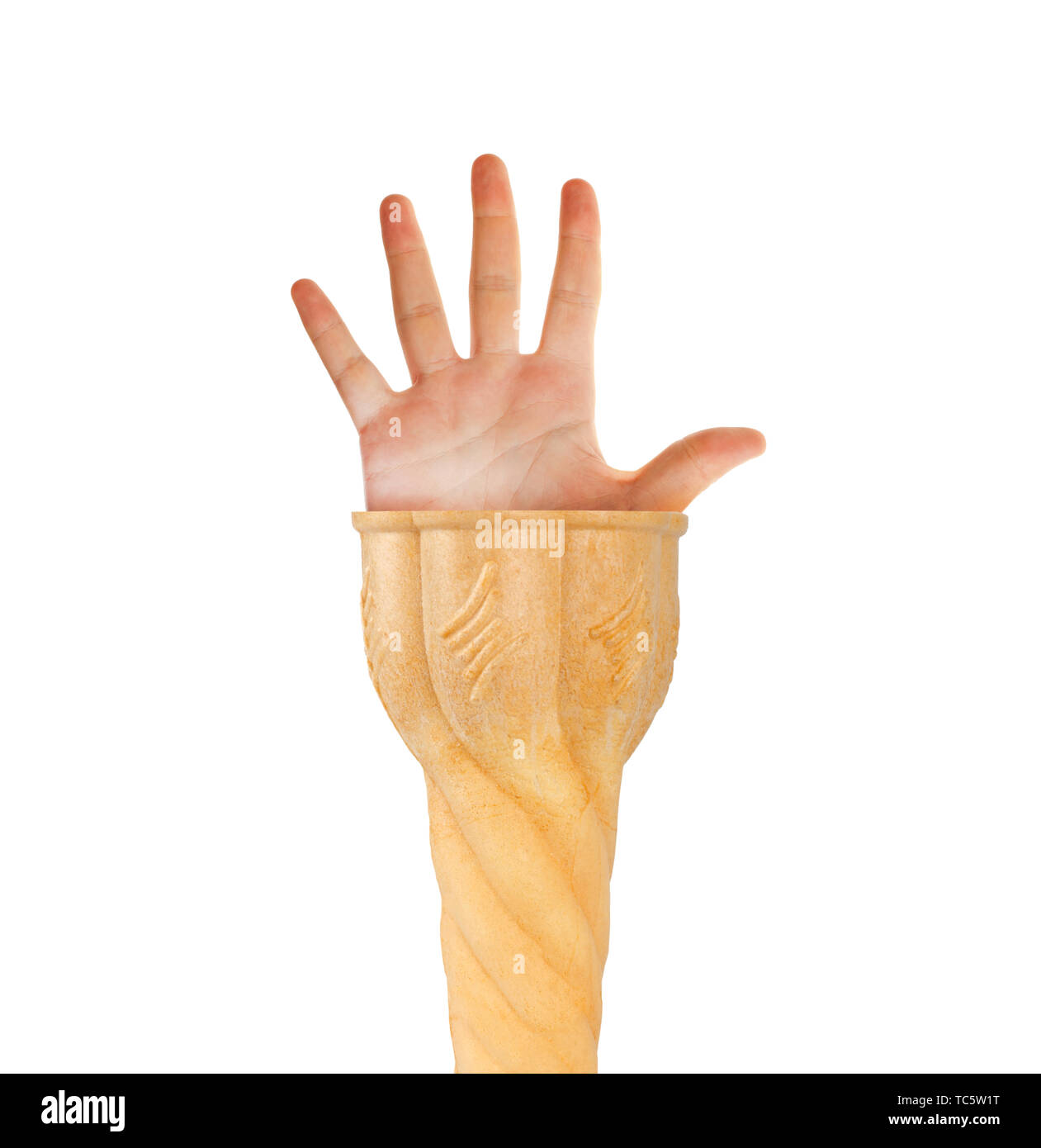 Metafora di leccarsi le dita. In mano un cono gelato su uno sfondo bianco. Foto Stock